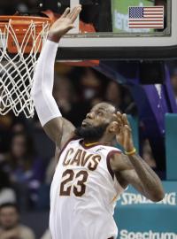 LeBron James (číslo 23) při zápase proti Charlotte Hornets