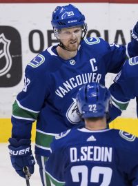 Henrik (vlevo) a Daniel Sedinové končí v NHL