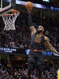 LeBron James v zápase proti Indianě.