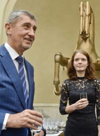 Premiér v demisi z hnuté ANO Andrej Babiš s rychlobruslařkami Nikolou Zdráhalovou a Martinou Sáblíkovou (zleva)