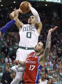 Ben Simmons (vlevo) a JJ Redick z Philadelphie brání bostonského Jaysona Tatuma.