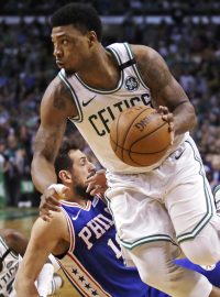 Bostonský Marcus Smart uniká Marco Belinellimu z Philadelphie.