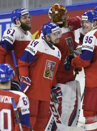 Čeští hokejisté se po výhře nad Francií radovali kolem brány Davida Ritticha