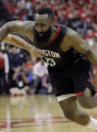 Houstonský James Harden (vlevo) proniká kolem bránícího Stephen Curryho z Golden State.