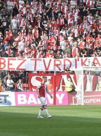 Fanoušci Slavie během zápasu s Jabloncem vytáhli transparent proti Jaroslavu Tvrdíkovi