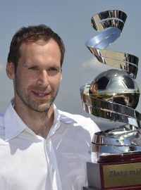 Petr Čech s trofejí pro vítěze ankety Zlatý míč ČR