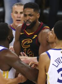 Tristan Thompson (v černém dresu uprostřed) při potyčce s Draymondem Greenem z Golden State.