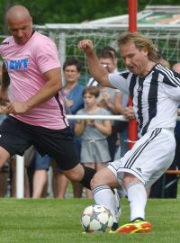 Pavel Nedvěd (vpravo) v souboji s Josefem Maláškem z FK Královské Poříčí