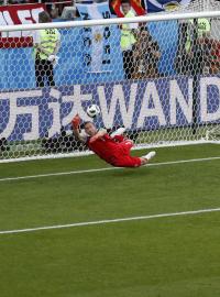 Islandský brankář Halldórsson vyráží pokutový kop Lionela Messiho.