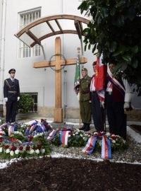 Pietní akt k uctění památky Milady Horákové, popravené komunistickým režimem před 68 lety, a obětí politických procesů komunistického režimu, 27. června 2018 na dvoře pankrácké věznice v Praze.