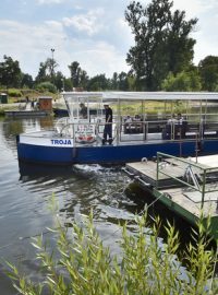 Pražskou Troju a Císařský ostrov spojuje od 3. srpna 2018 větší přívoz na místě lávky zřícené loni v prosinci. Nové plavidlo s kapacitou až 100 cestujících by mělo být schopné přepravit 600 osob v každém směru za hodinu.