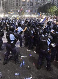 Páteční střet demonstrantů s policií v Bukurešti.