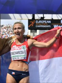 Eva Vrabcová-Nývltová v cíli maratonu společně s maskotem šampionátu Berlinem