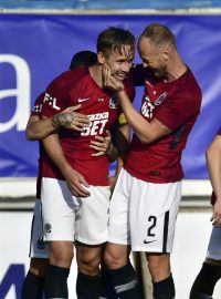 Sparťané při oslavách druhého gólu Josefa Šurala