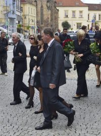 Pozůstalí vojáka Martina Marcina přicházejí 14. srpna 2018 do chomutovského kostela svatého Ignáce z Loyoly.