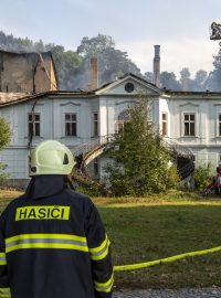 Oheň zničil střechy na celém objektu a věž zámku. Zůstaly jen zděné části.