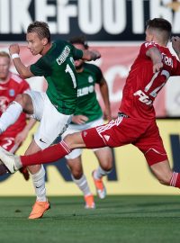 Jablonecký Jan Chramosta v souboji s olomouckým Janem Štěrbou v utkání šestého kola Fortuna ligy