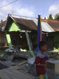 Zemětřesení na indonéském ostrově Sulawesi způsobilo řadu škod.