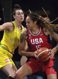 Brittney Grinerová z týmu Spojených států (v červeném) se snaží zakončit přes Alex Buntonovou z Austrálie