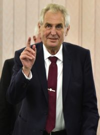 Prezident Miloš Zeman a první dáma Ivana Zemanová během komunálních voleb