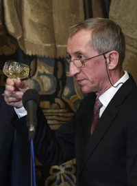 Premiér Andrej Babiš v pondělí udělil Cenu předsedy Rady pro výzkum profesoru Jaroslavu Petrovi