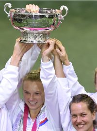 České tenistky s trofejí pro vítěze Fed Cupu. Zleva Petra Kvitová, trenér Petr Pála, Kateřina Siniaková, Barbora Strýcová, Barbora Krejčíková a Lucie Šafářová