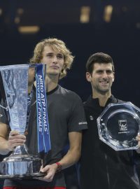 Alexander Zverev a Novak Djoković po finálovém zápase Turnaje mistrů v Londýně