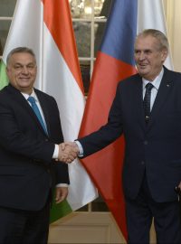 Prezident Miloš Zeman (vpravo) se setkal v Lánech s maďarským premiérem Viktorem Orbánem.