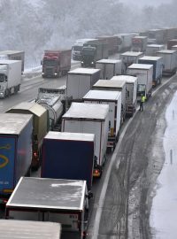 Odstavené kamiony blokovaly 13. prosince 2018 dálnici D1 poblíž u obce Jiřice mezi Humpolcem a Koberovicemi na Pelhřimovsku.