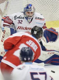 Olomoucký Aleš Jergel při svém brankovém pokusu proti domácímu Patriku Bartošákovi