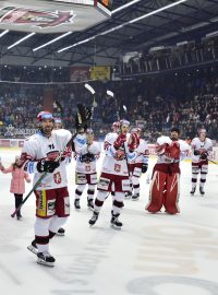 Hráči Mountfieldu HK děkují za podporu svým fanouškům po východočeském derby