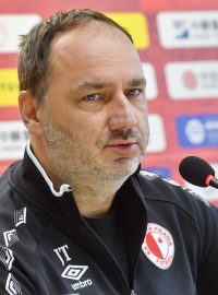 Trenér Slavie Jindřich Trpišovský pod &quot;dohledem&quot; kapitána Milana Škody