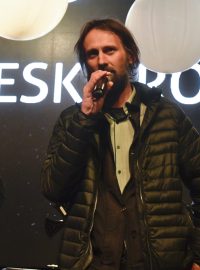 Hudební publicisté udělili cenu Vinyla za desku roku eponymnímu albu kapely Povodí Ohře (na snímku uprostřed frontman kapely Sisi)