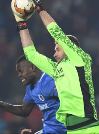 Útočník Genku Mbwana Samatta nevyzrál na gólmana Slavie Ondřeje Koláře