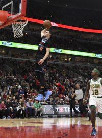 Zach Lavine střílí jeden ze svých košů v utkání proti Bostonu