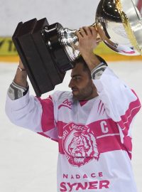 Liberecký kapitán Petr Jelínek s trofejí pro nejlepší klub základní části.