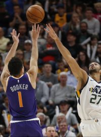 Rudy Gobert brání střele Devina Bookera z Phoenixu