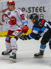 Třinecký Aron Chmielewski si kryje kotouč před Tomášem Havlínem ve čtvrtém vzájemném zápase finále Tipsport extraligy mezi třineckými Oceláři a Bílými Tygry z Liberce