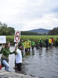 Účastníci happeningu proti rozšiřování dolu Turów utvořili na Trojmezí lidský řetěz