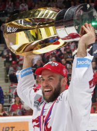 Vladimír Svačina s pohárem pro mistra extraligy.