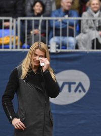 Dojatá Lucie Šafářová během své rozlučky s domácími fanoušky před finálovým zápasem turnaje WTA v Praze