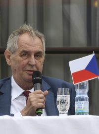 Prezident Miloš Zeman a ruský velvyslanec v Česku Alexandr Zmejevskij na ruském velvyslanectví v Praze při oslavách výročí konce druhé světové války