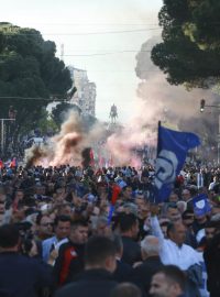 Opoziční demonstrace se v Albánii konají pravidelně od února.