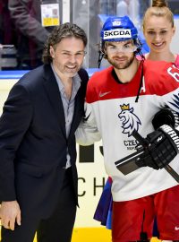 Cenu pro nejlepšího hráče utkání převzal Michael Frolík od Jaromíra Jágra
