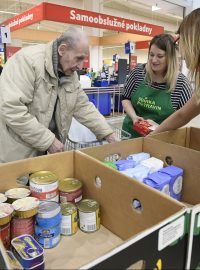 Sběrné místo u supermarketu Tesco v pražském Edenu, který se zapojil do jarního kola potravinové sbírky