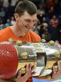 Těžká, rozpadá se a nedá se do ní nalít šampaňské. I tak měli nymburští basketbalisté z trofeje radost