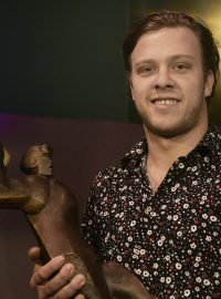 Útočník Bostonu David Pastrňák 18. června 2019 v Síni slávy českého hokeje v Praze převzal trofej za vítězství v anketě Zlatá hokejka pro nejlepšího českého hokejistu uplynulé sezony