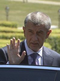 Předseda vlády Andrej Babiš (ANO) odjíždí 4. července 2019 ze zámku v Lánech, kde jednal s prezidentem Milošem Zemanem a vicepremiérem Janem Hamáčkem (ČSSD)