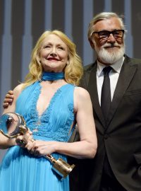 Americká herečka Patricia Clarksonová převzala od prezidenta festivalu Jiřího Bartošky Křišťálový glóbus za mimořádný přínos světové kinematografii.