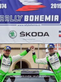 Posádka Fina Kalleho Rovanpery v cíli Rallye Bohemia